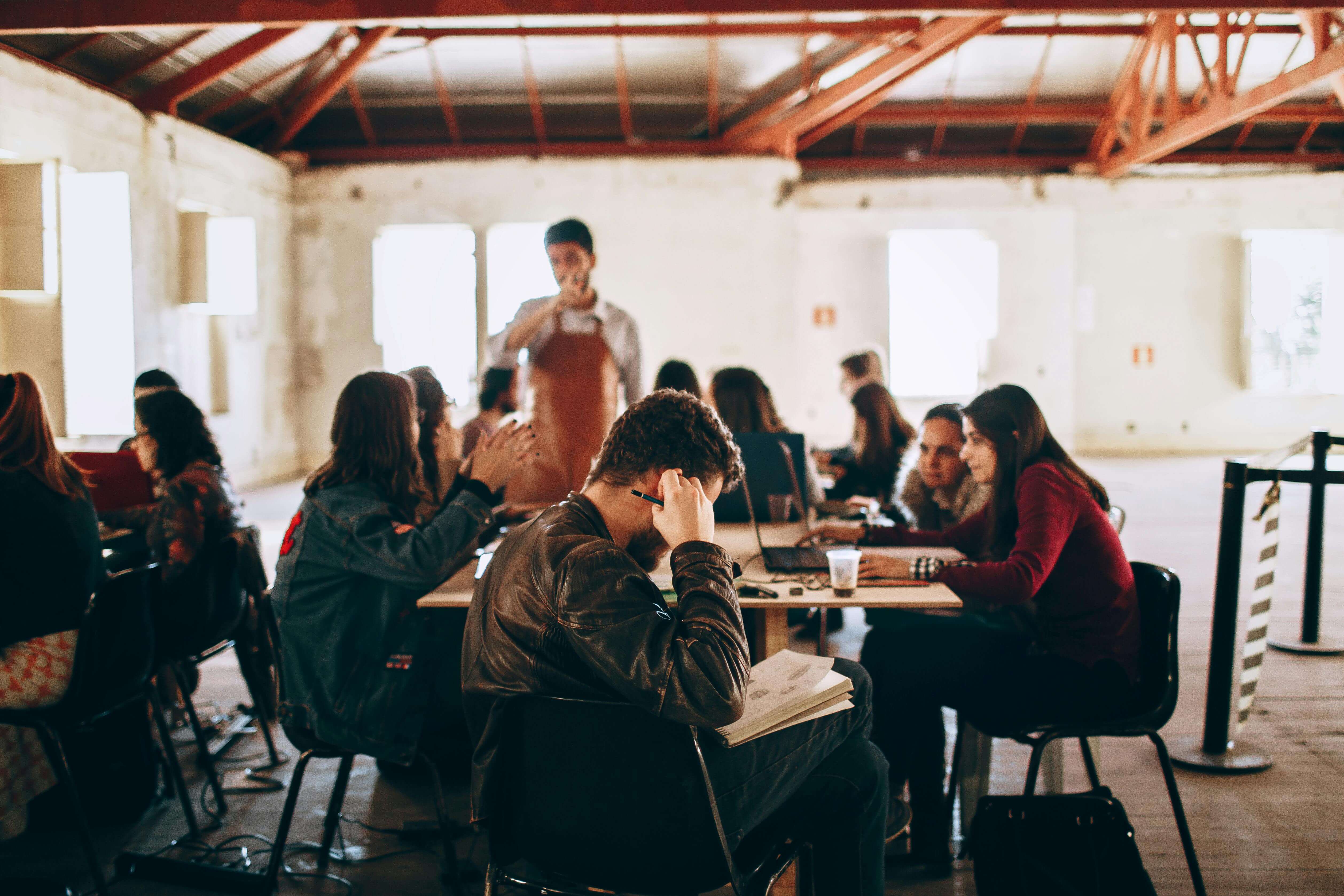 Etudiants dans la bibliothèque de leur logement étudiant à Tours